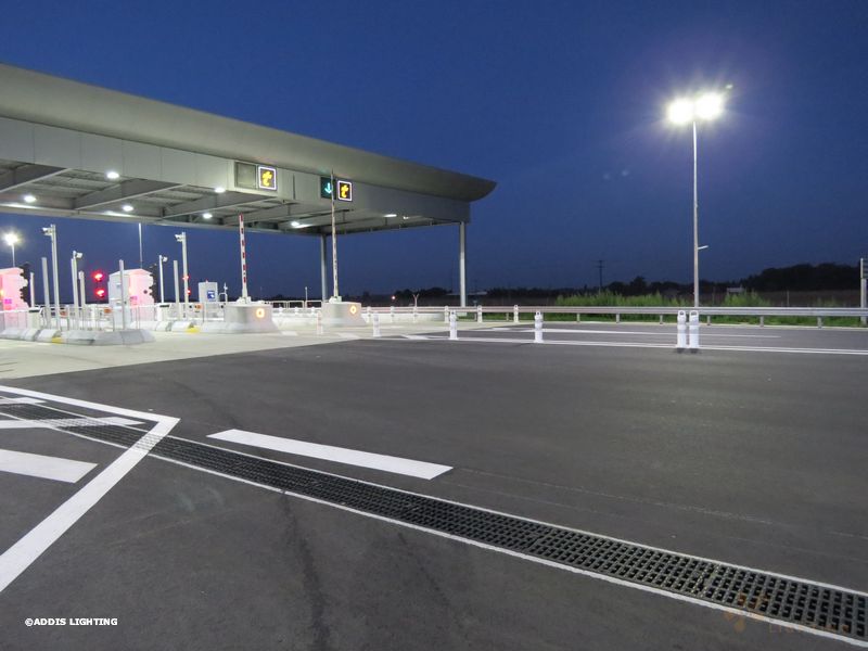 Eclairage led d'une gare de péage avec la Gamme AZURITE et la Gamme PYRITE