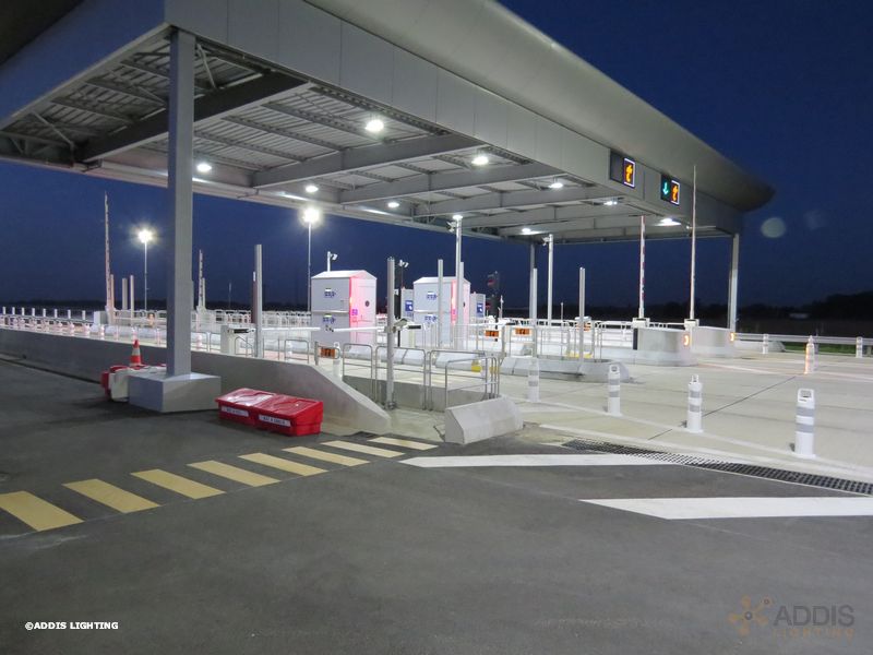 Eclairage led d'une gare de péage avec la Gamme AZURITE et la Gamme PYRITE