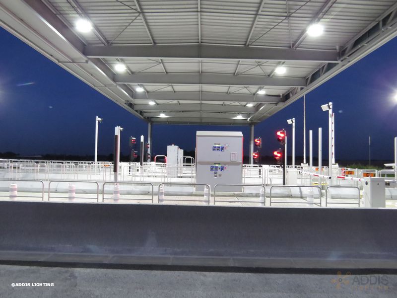 Eclairage led d'une gare de péage avec la Gamme AZURITE et la Gamme PYRITE