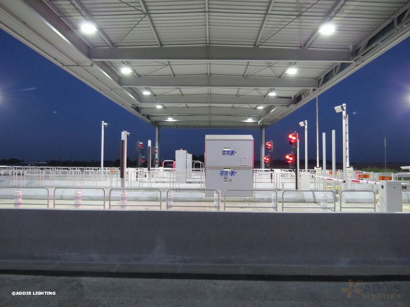 Eclairage led d'une gare de péage avec la Gamme AZURITE et la Gamme PYRITE