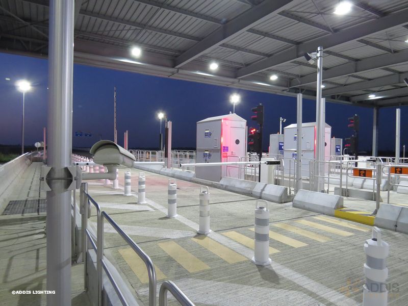 Eclairage led d'une gare de péage avec la Gamme AZURITE et la Gamme PYRITE