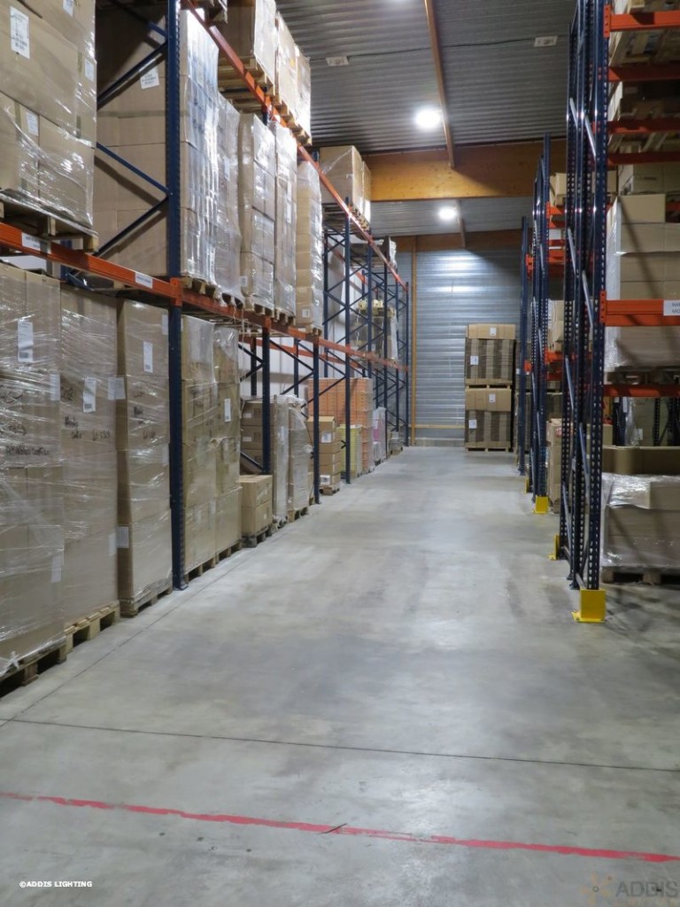 Eclairage led d'un entrepôt avec la gamme Quartz Compact d'ADDIS Lighting
