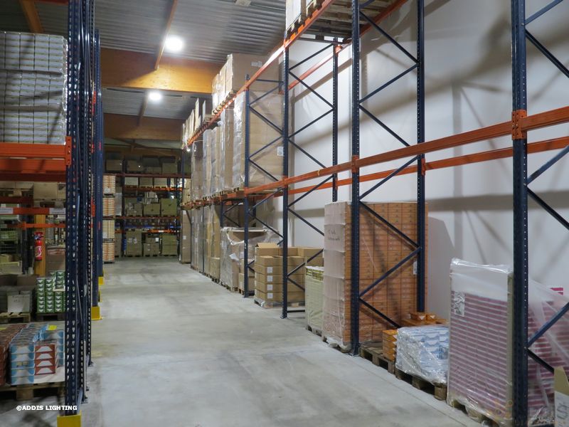 Eclairage led d'un entrepôt avec la gamme Quartz Compact d'ADDIS Lighting