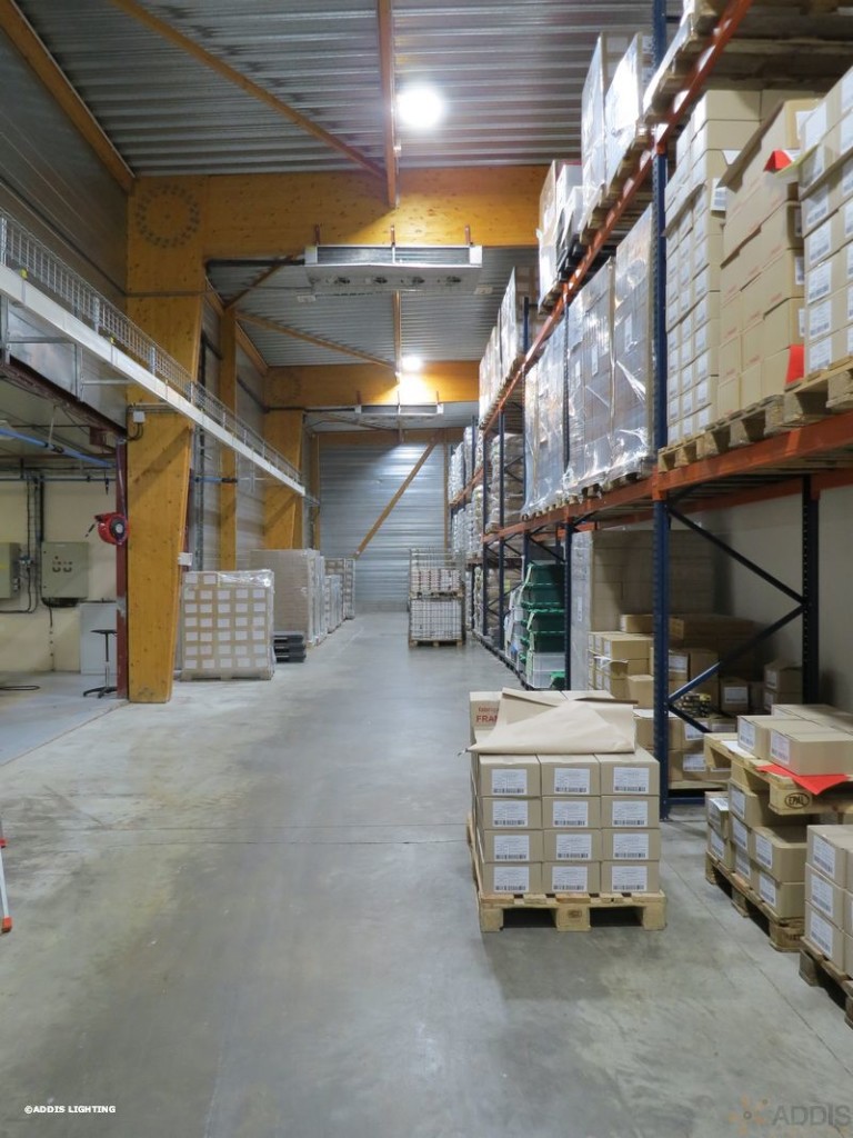 Eclairage led d'un entrepôt avec la gamme Quartz Compact d'ADDIS Lighting