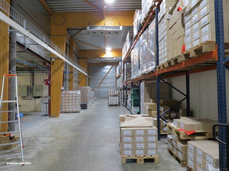 Eclairage led d'un entrepôt avec la gamme Quartz Compact d'ADDIS Lighting