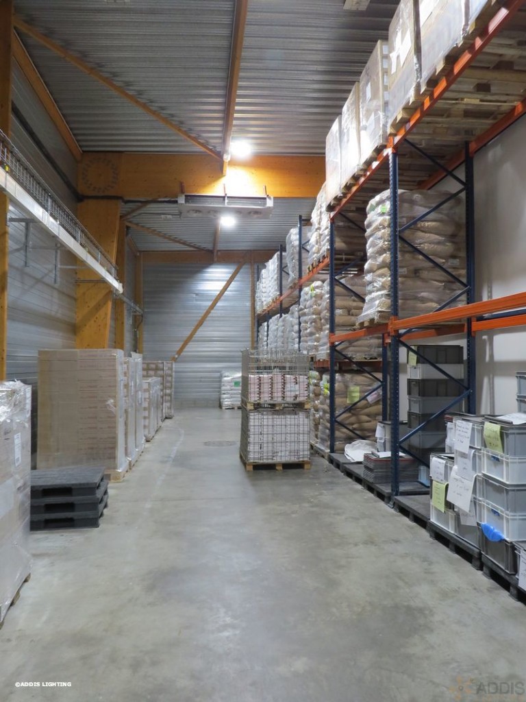 Eclairage led d'un entrepôt avec la gamme Quartz Compact d'ADDIS Lighting