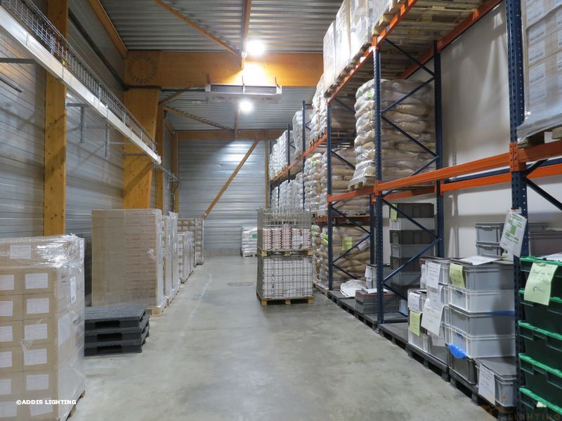 Eclairage led d'un entrepôt avec la gamme Quartz Compact d'ADDIS Lighting