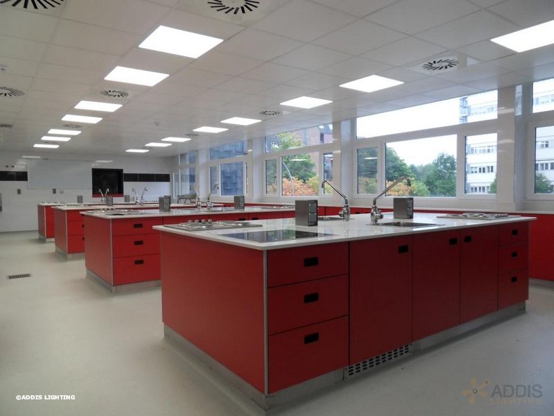 Eclairage led d'une école de cuisine avec des dalles led LAZULI