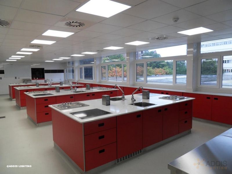 Eclairage led d'une école de cuisine avec des dalles led LAZULI