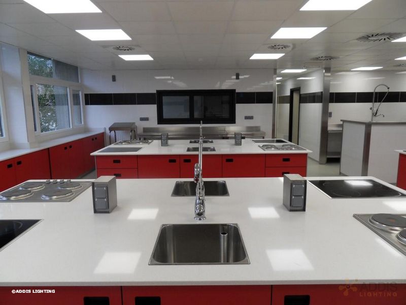 Eclairage led d'une école de cuisine avec des dalles led LAZULI