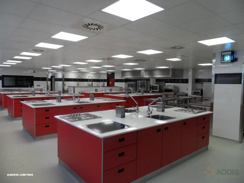 Eclairage led d'une école de cuisine avec des dalles led LAZULI