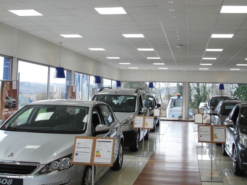 Eclairage LED d'une concession auto avec des dalles led LAZULI