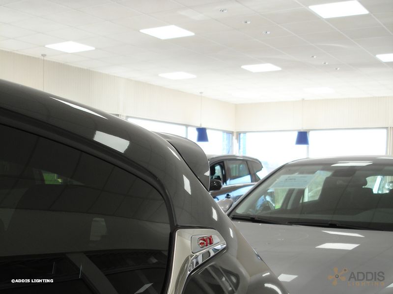 Eclairage LED d'une concession auto avec des dalles led LAZULI