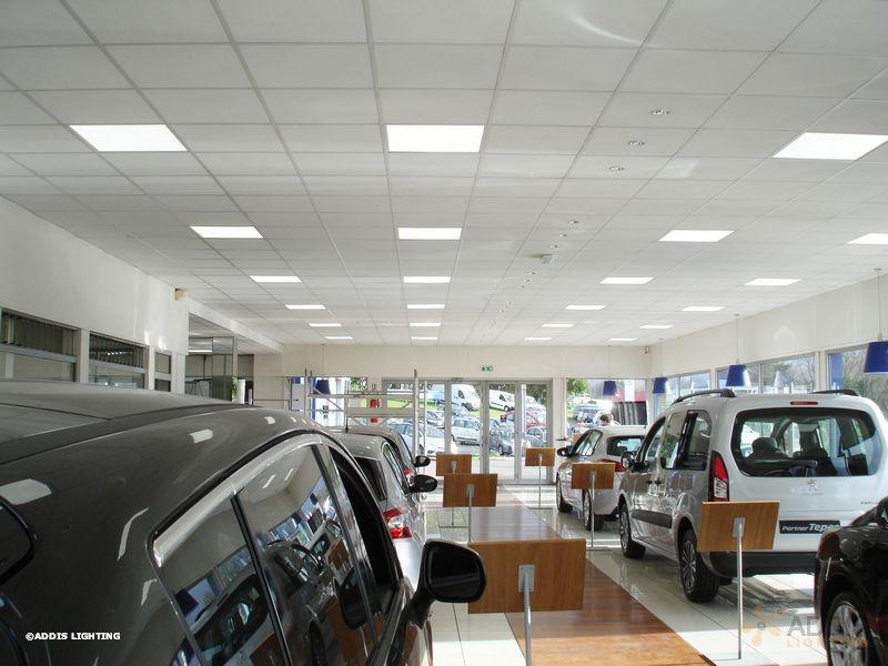 Eclairage LED d'une concession auto avec des dalles led LAZULI