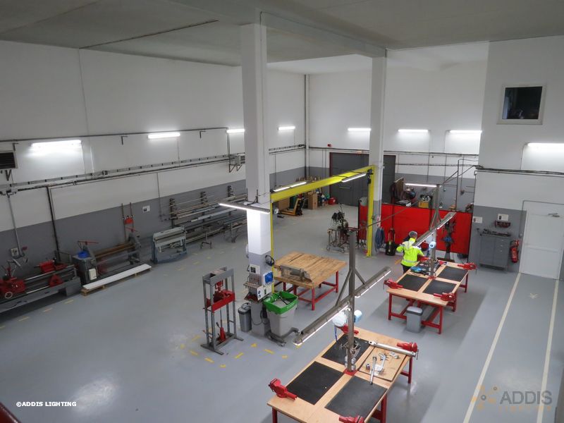 Eclairage led d'un atelier industriel avec des tubes led de la gamme OPALE ADDIS Lighting
