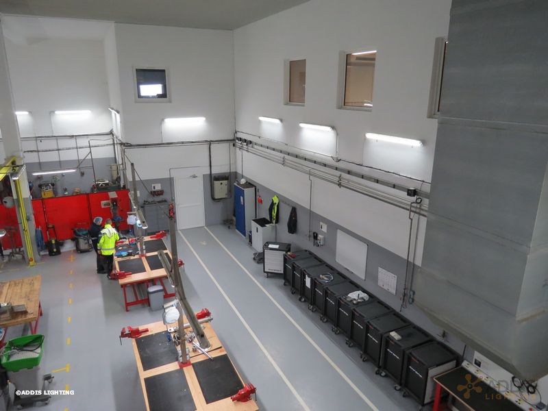 Eclairage led d'un atelier industriel avec des tubes led de la gamme OPALE ADDIS Lighting