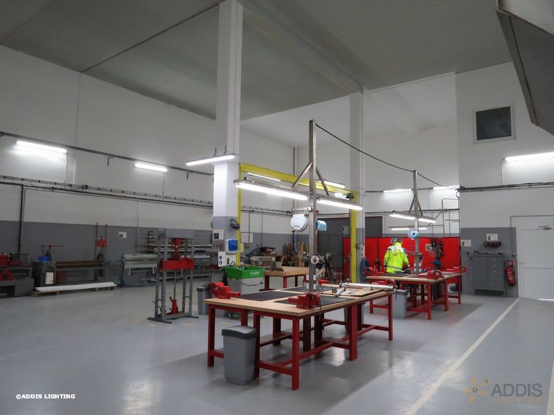 Eclairage led d'un atelier industriel avec des tubes led de la gamme OPALE ADDIS Lighting
