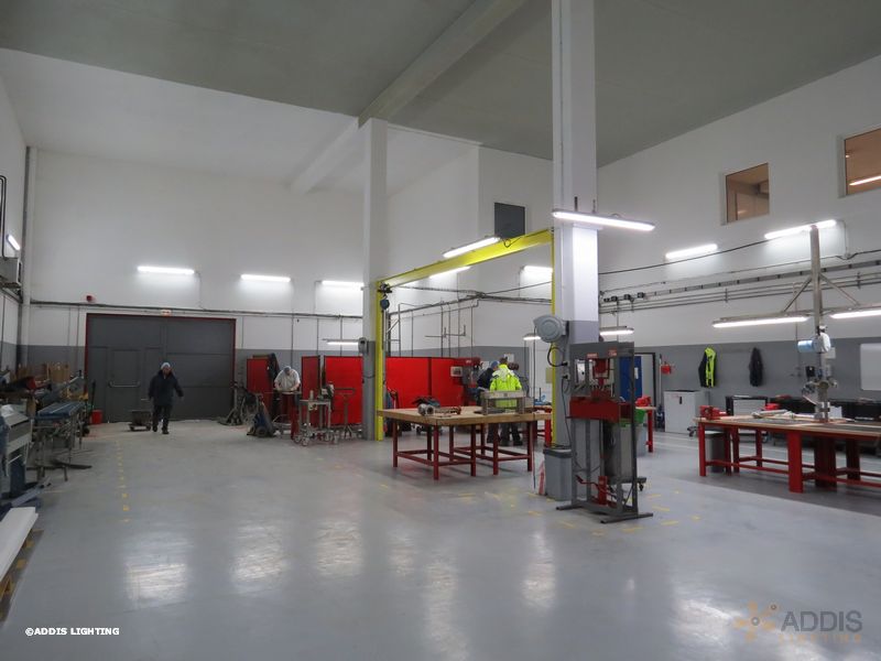 Eclairage led d'un atelier industriel avec des tubes led de la gamme OPALE ADDIS Lighting