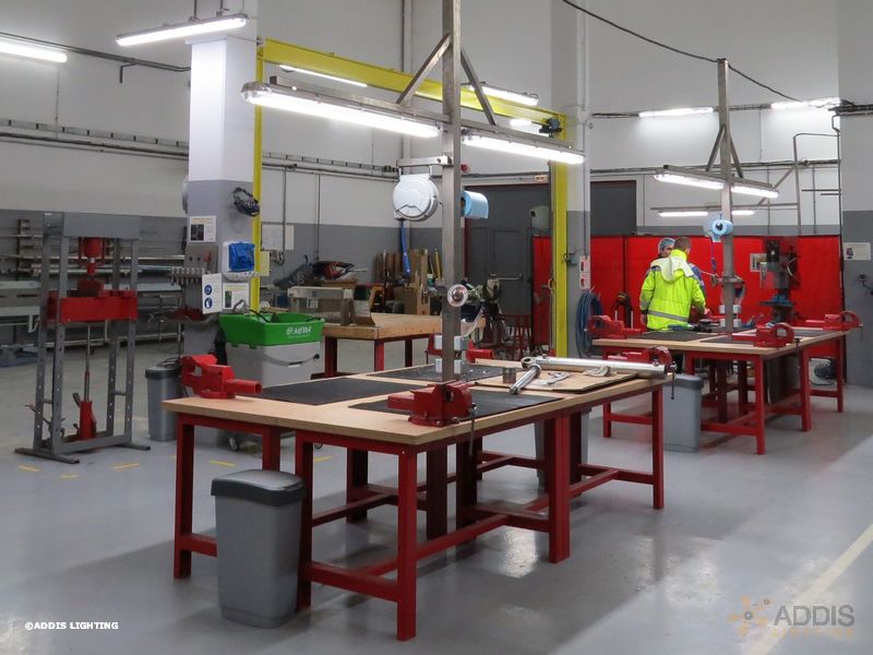 Eclairage led d'un atelier industriel avec des tubes led de la gamme OPALE ADDIS Lighting