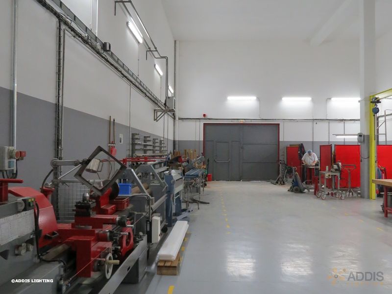 Eclairage led d'un atelier industriel avec des tubes led de la gamme OPALE ADDIS Lighting