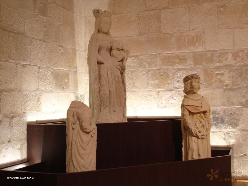 Eclairage led dans une église avec des stripled de la gamme SPINELE