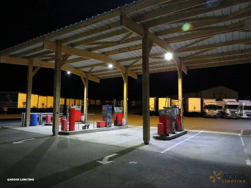 Eclairage d'une station service privée avec des projecteurs led de la gamme KUNZITE