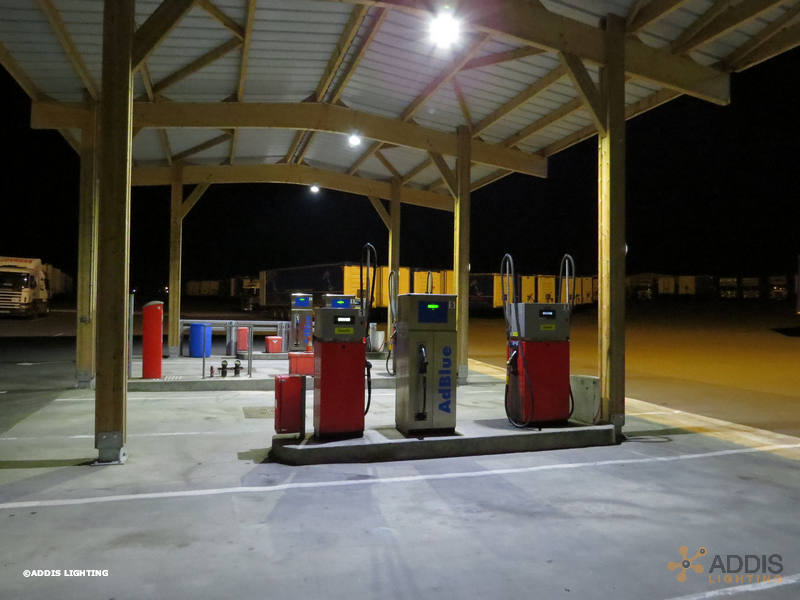 Eclairage d'une station service privée avec des projecteurs led de la gamme KUNZITE