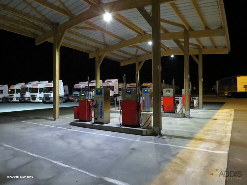 Eclairage d'une station service privée avec des projecteurs led de la gamme KUNZITE