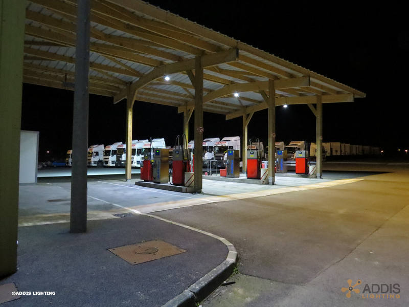 Eclairage d'une station service privée avec des projecteurs led de la gamme KUNZITE