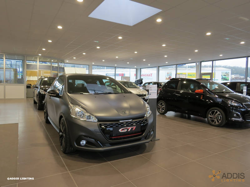 Eclairage led d'une concession automobile PEUGEOT avec la gamme SHIVA