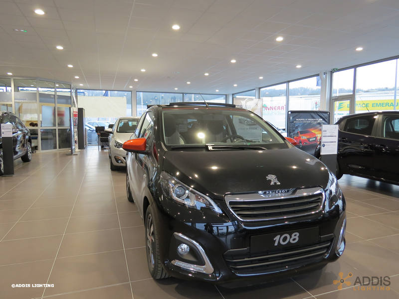 Eclairage led d'une concession automobile PEUGEOT avec la gamme SHIVA