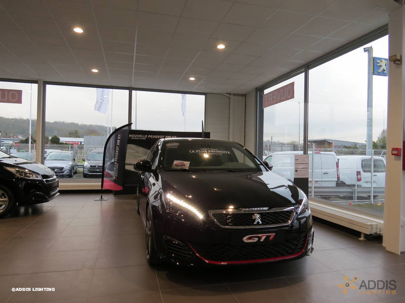 Eclairage led d'une concession automobile PEUGEOT avec la gamme SHIVA