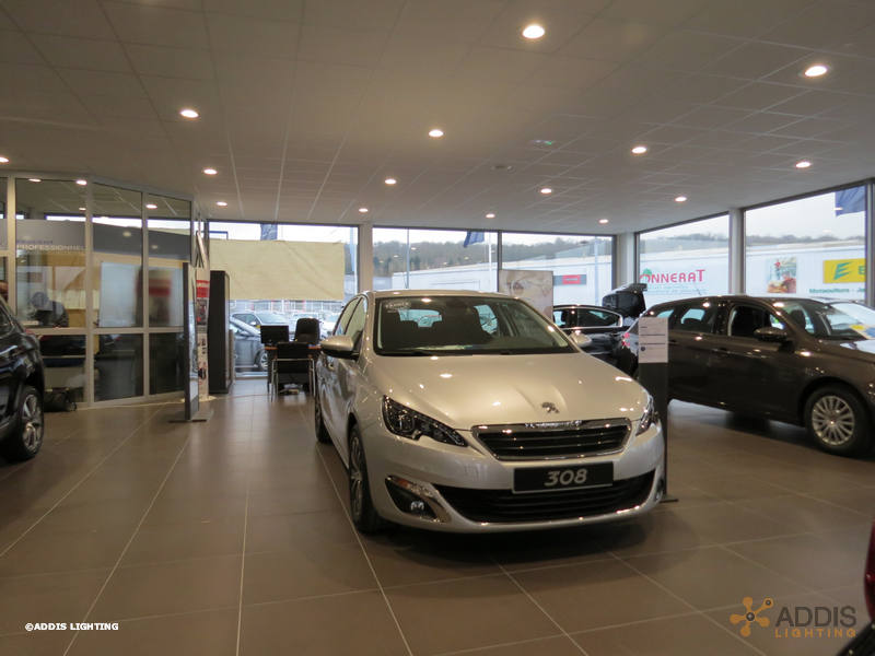 Eclairage led d'une concession automobile PEUGEOT avec la gamme SHIVA