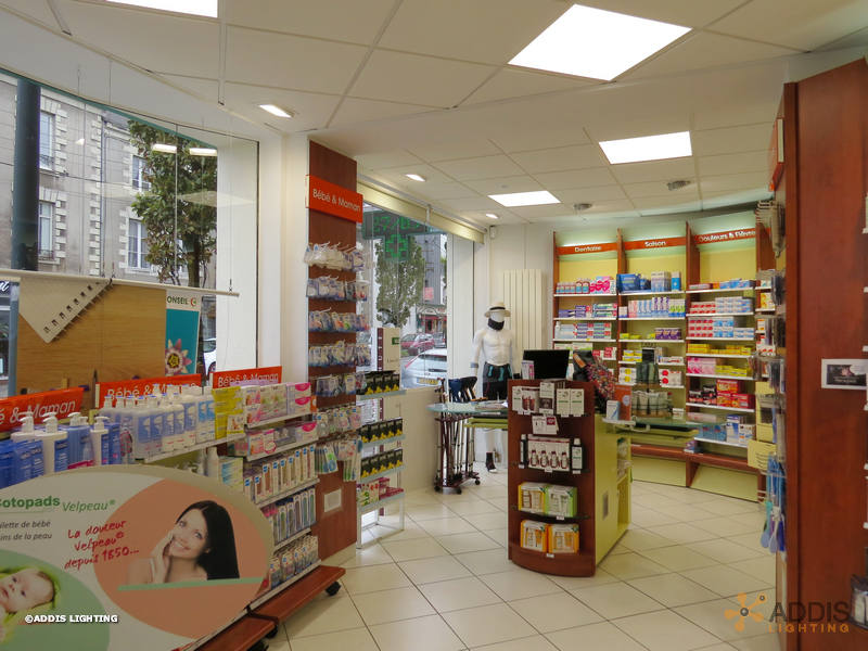 Eclairage d'accentuation à LED en pharmacie avec la gamme SHIVA