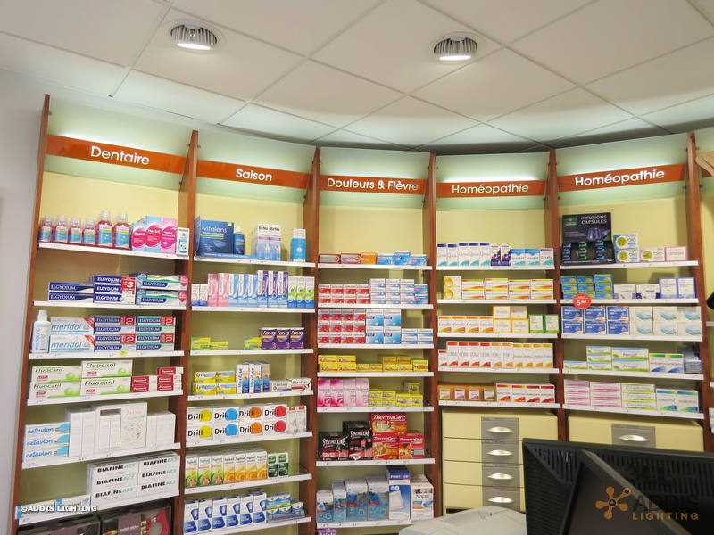 Eclairage d'accentuation à LED en pharmacie avec la gamme SHIVA