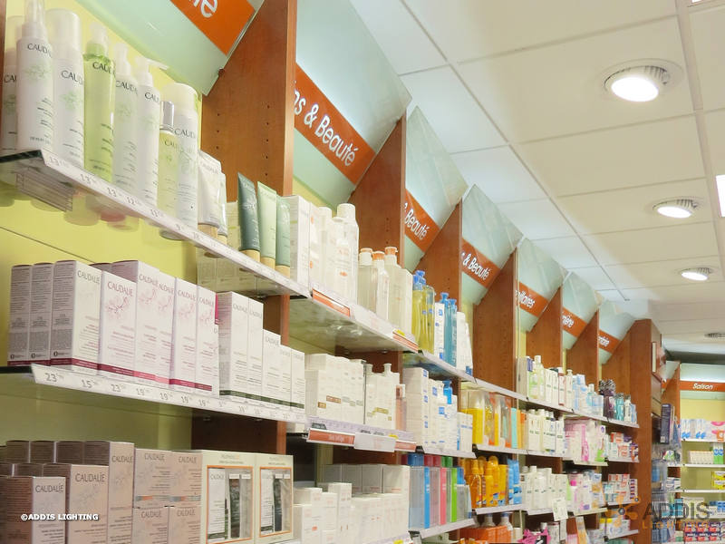 Eclairage d'accentuation à LED en pharmacie avec la gamme SHIVA