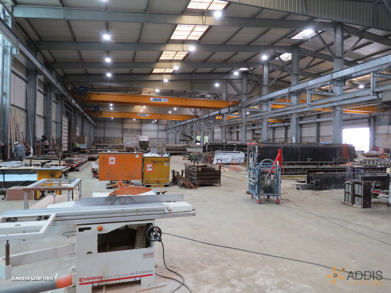 Equipement LED d’une usine délèments béton, armatures QUARTZ Compact