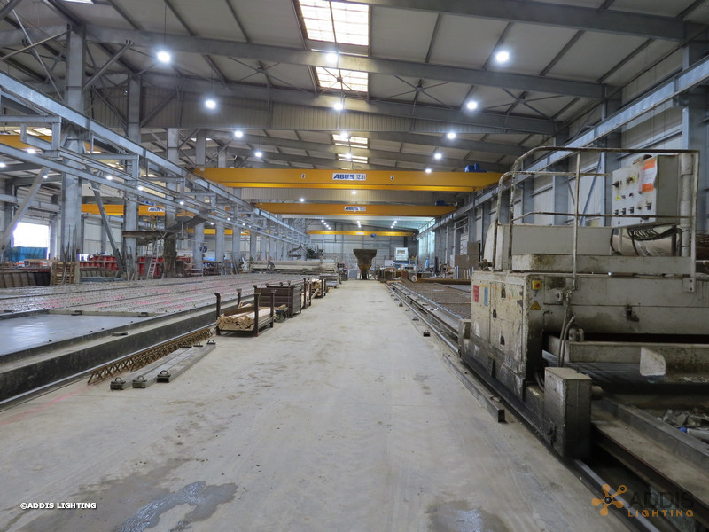 Equipement LED d’une usine délèments béton, armatures QUARTZ Compact