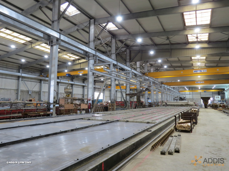 Equipement LED d’une usine délèments béton, armatures QUARTZ Compact