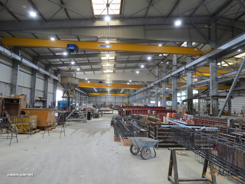 Equipement LED d’une usine délèments béton, armatures QUARTZ Compact
