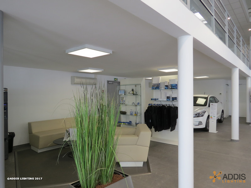 Eclairage LED d'une concession Peugeot Hyundai