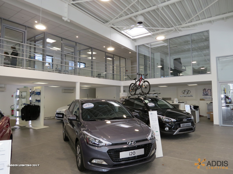 Eclairage LED d'une concession Peugeot Hyundai