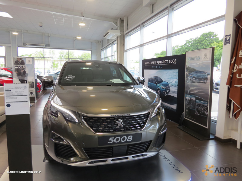 Eclairage LED d'une concession Peugeot Hyundai