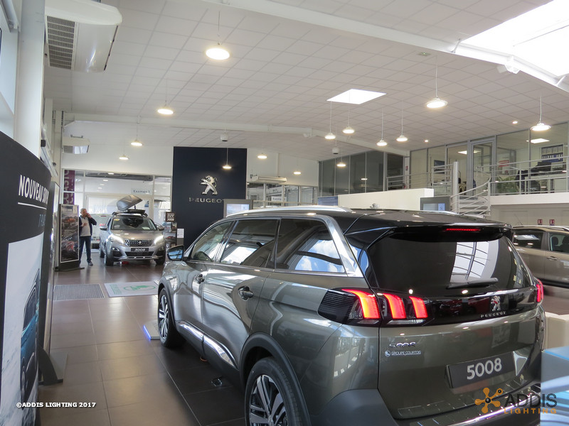 Eclairage LED d'une concession Peugeot Hyundai