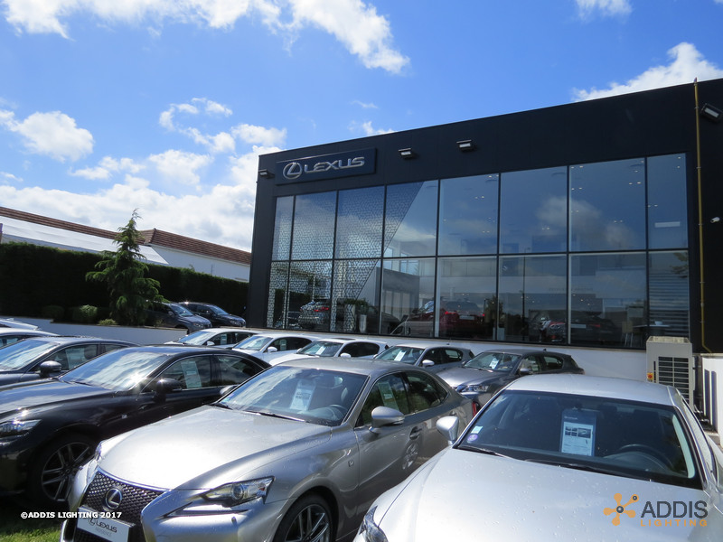 Eclairage extérieur à led d'une concession LEXUS