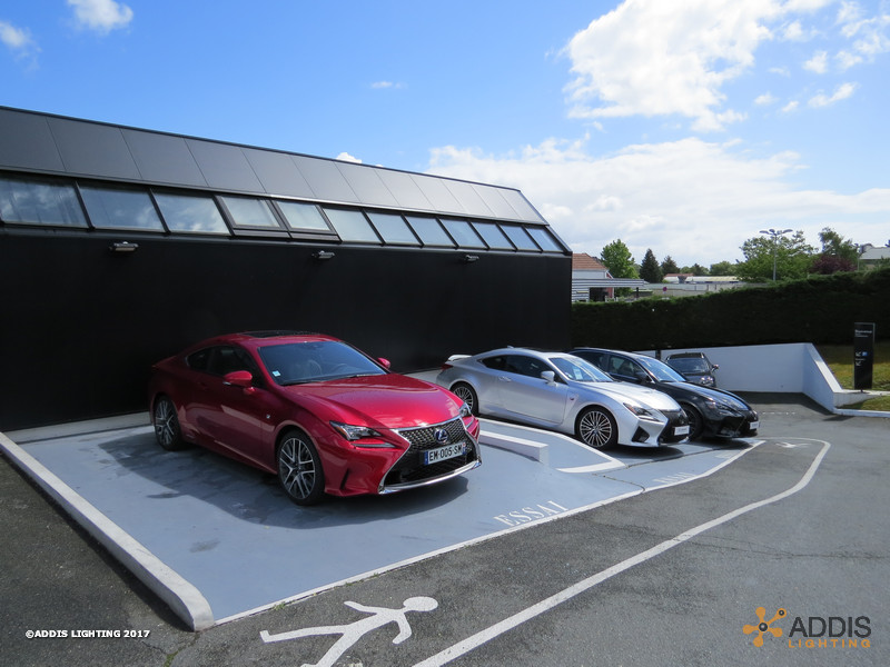 Eclairage extérieur à led d'une concession LEXUS