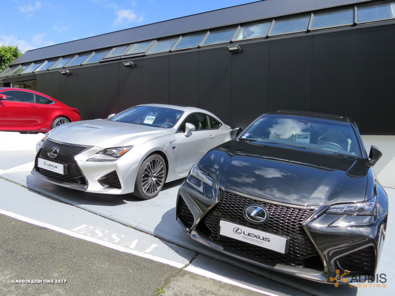 Eclairage extérieur à led d'une concession LEXUS