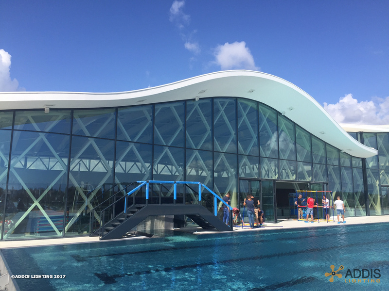 Equipement LED d'une piscine avec des AZURITE Canopy