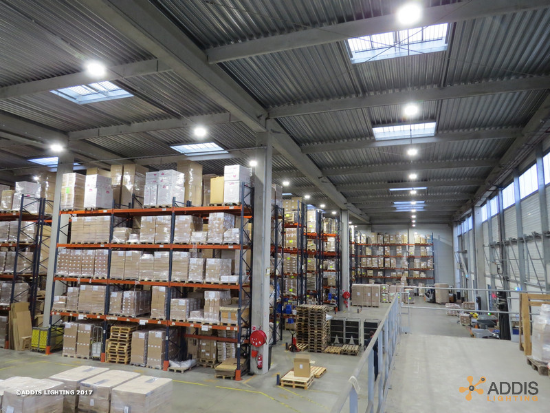 Rénovation en éclairage LED avec détecteur d'un entrepôt logistique