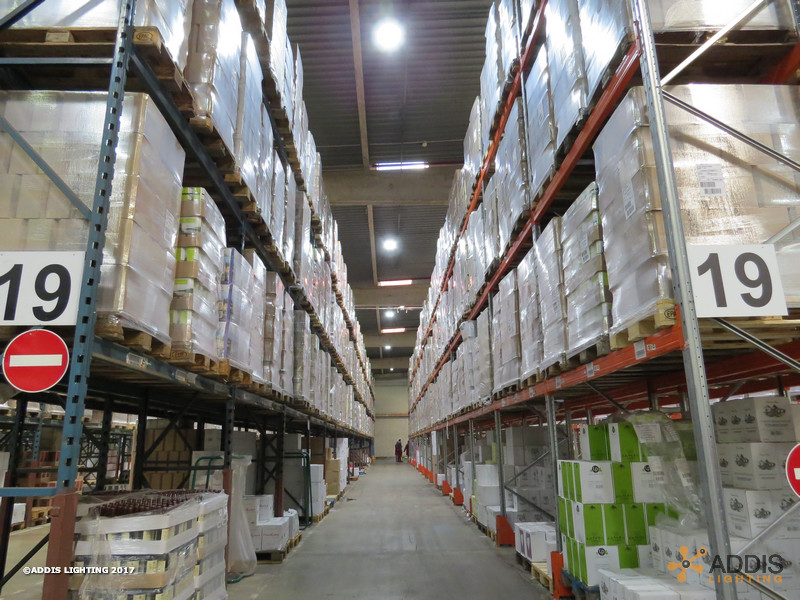Equipement Led d'un entrepôt avec rack de stockage